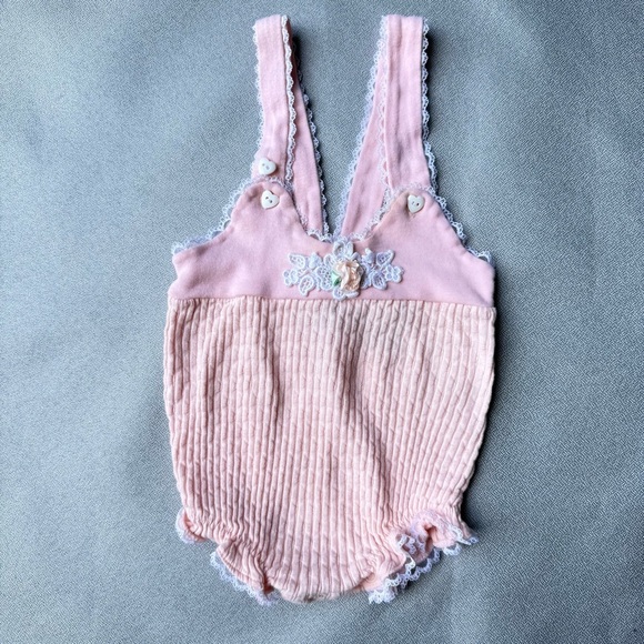 Vintage Peek-A-Babe Baby Girl Pink Bodysuit White Lace Flowers 3-6 Months - Picture 1 of 9